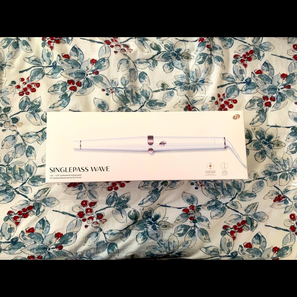 T3 SinglePass Wave Hair Waver in White with Rose Gold Accents